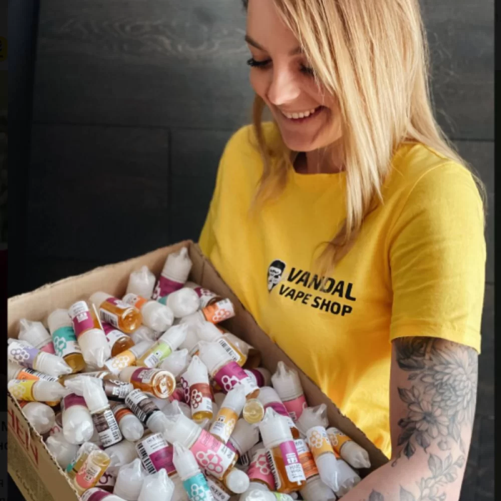 Фірмова жовта жіноча футболка Vandal Vape з принтом спереду Фірмова жовта жіноча футболка Vandal Vape з принтом спереду