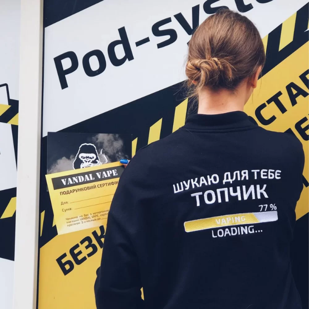 Фірмовий жіночий світшот "Шукаю для тебе топчик" у чорному кольорі на замку з подвійним принтом Фірмовий жіночий світшот "Шукаю для тебе топчик" у чорному кольорі на замку з подвійним принтом