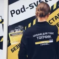 Фірмовий жіночий світшот "Шукаю для тебе топчик" у чорному кольорі на замку з подвійним принтом