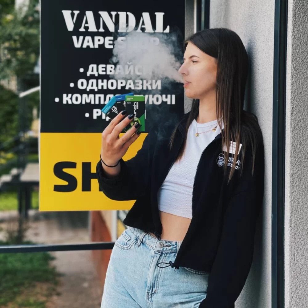 Фирменный женский свитшот Vandal Vape в черном цвете на замке с принтом спереди Фирменный женский свитшот Vandal Vape в черном цвете на замке с принтом спереди