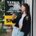 Фірмовий жіночий світшот Vandal Vape у чорному кольорі на замку з принтом спереду