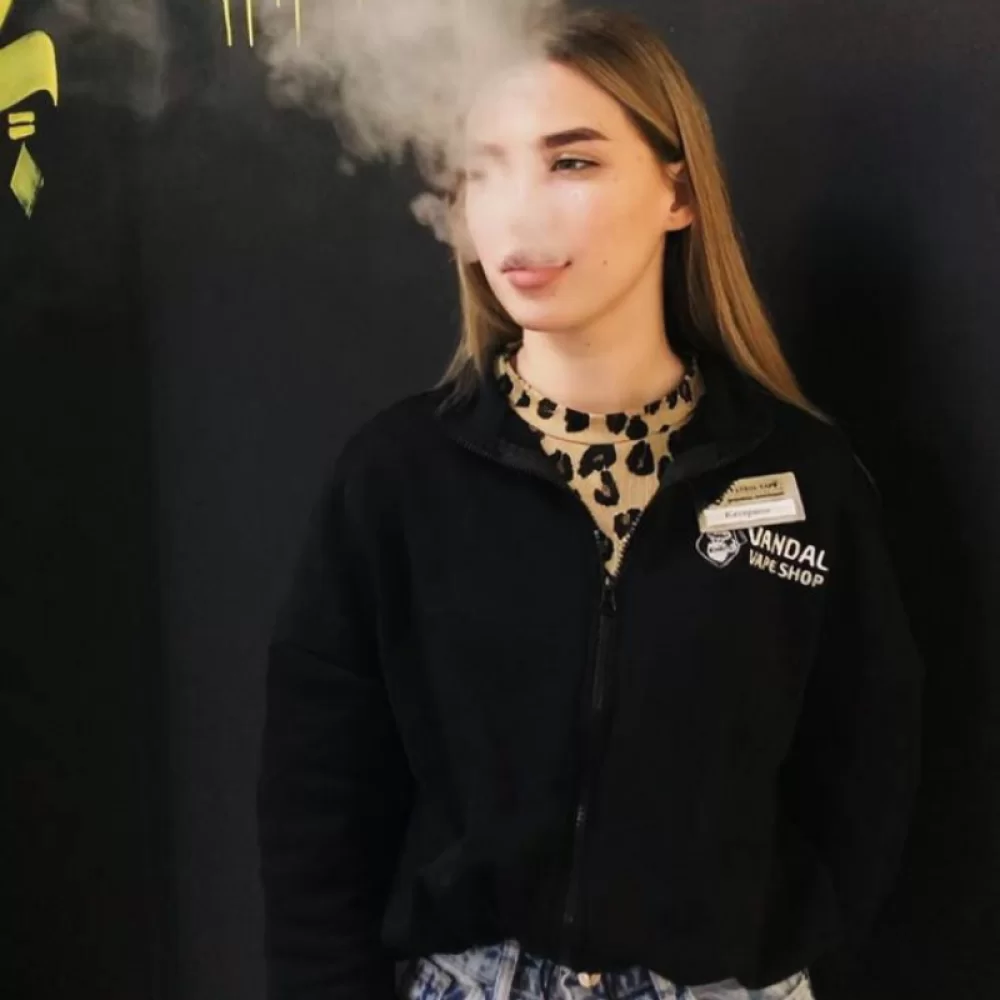 Фирменный женский свитшот Vandal Vape в черном цвете на замке с принтом спереди Фирменный женский свитшот Vandal Vape в черном цвете на замке с принтом спереди