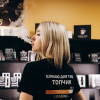 Фірмова чорна жіноча футболка "Шукаю для тебе топчик" з подвійним принтом
