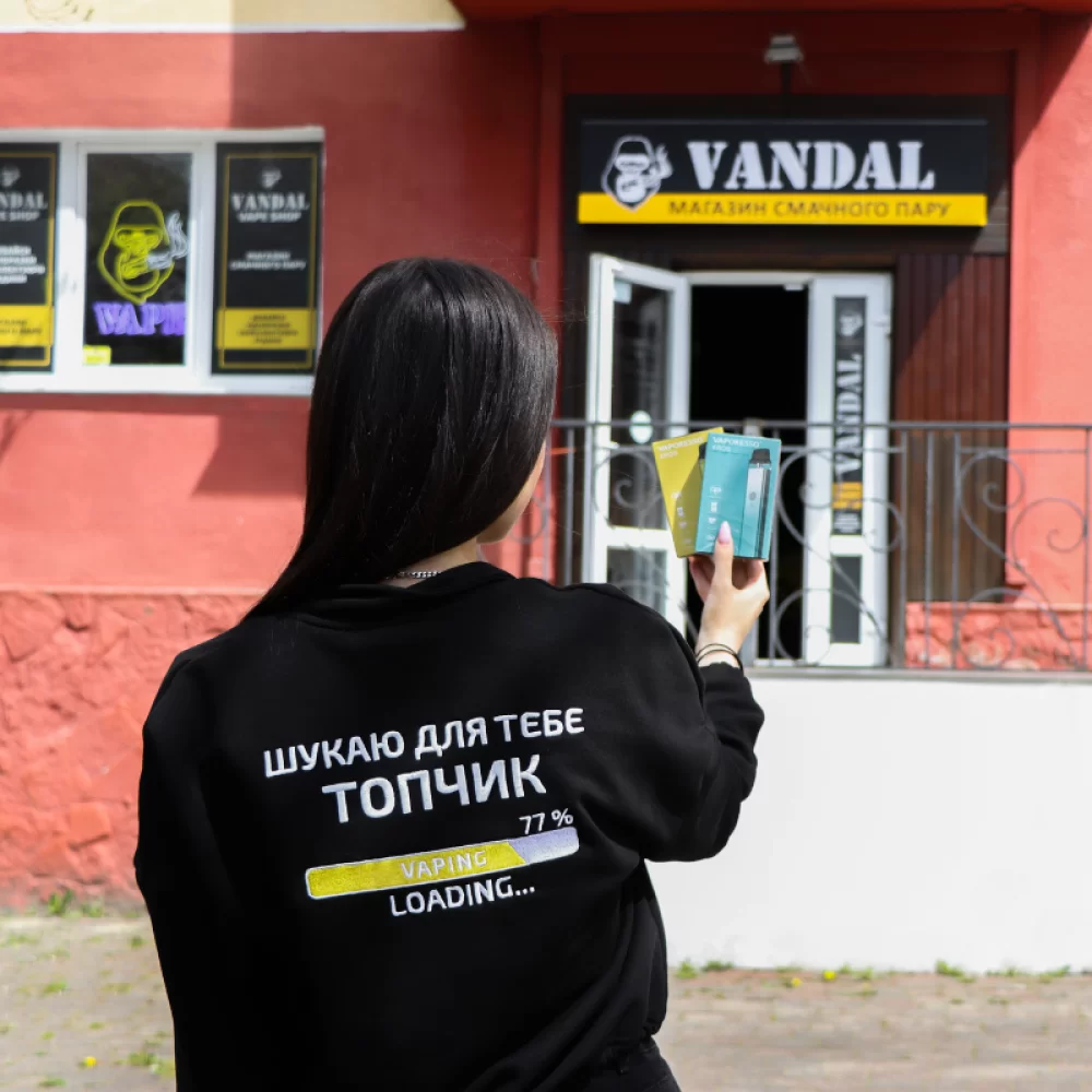 Фірмовий жіночий світшот "Шукаю для тебе топчик" у чорному кольорі на замку з подвійним принтом Фірмовий жіночий світшот "Шукаю для тебе топчик" у чорному кольорі на замку з подвійним принтом