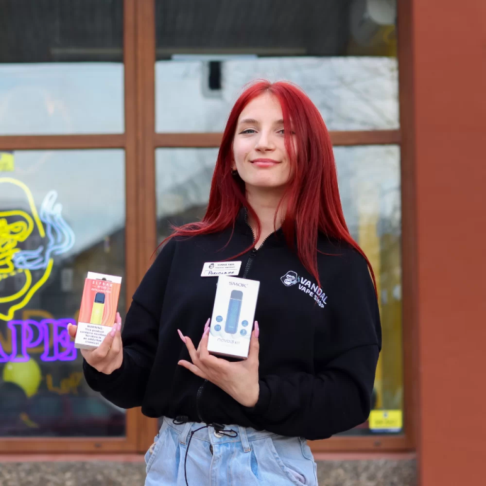 Фирменный женский свитшот Vandal Vape в черном цвете на замке с принтом спереди Фирменный женский свитшот Vandal Vape в черном цвете на замке с принтом спереди