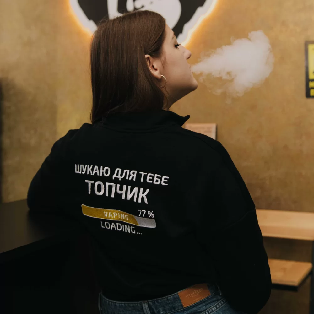 Фірмовий жіночий світшот "Шукаю для тебе топчик" у чорному кольорі на замку з подвійним принтом Фірмовий жіночий світшот "Шукаю для тебе топчик" у чорному кольорі на замку з подвійним принтом