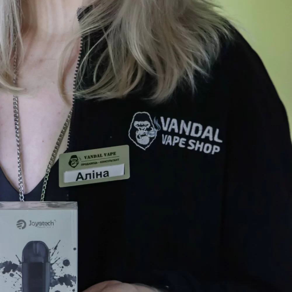 Фирменный женский свитшот Vandal Vape в черном цвете на замке с принтом спереди Фирменный женский свитшот Vandal Vape в черном цвете на замке с принтом спереди