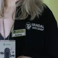Фірмовий жіночий світшот Vandal Vape у чорному кольорі на замку з принтом спереду