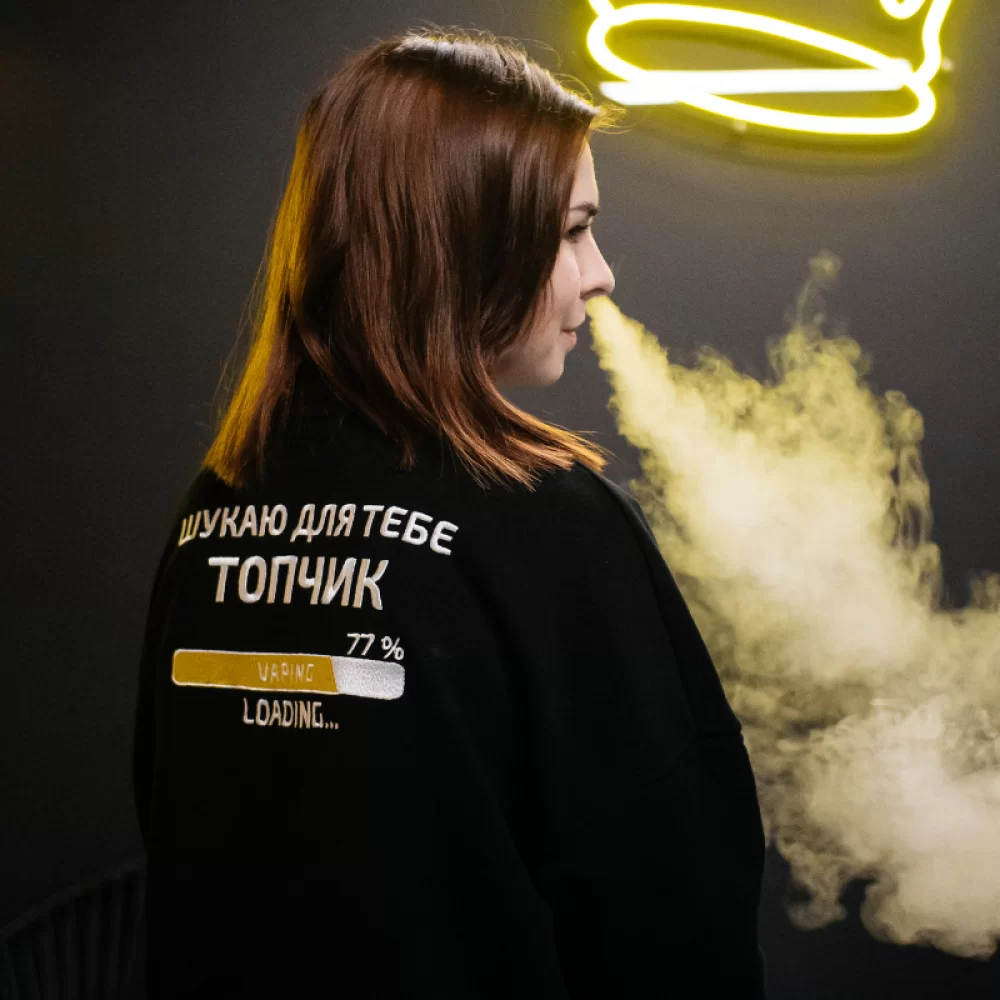 Фірмовий жіночий світшот "Шукаю для тебе топчик" у чорному кольорі на замку з подвійним принтом Фірмовий жіночий світшот "Шукаю для тебе топчик" у чорному кольорі на замку з подвійним принтом