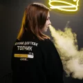 Фірмовий жіночий світшот "Шукаю для тебе топчик" у чорному кольорі на замку з подвійним принтом
