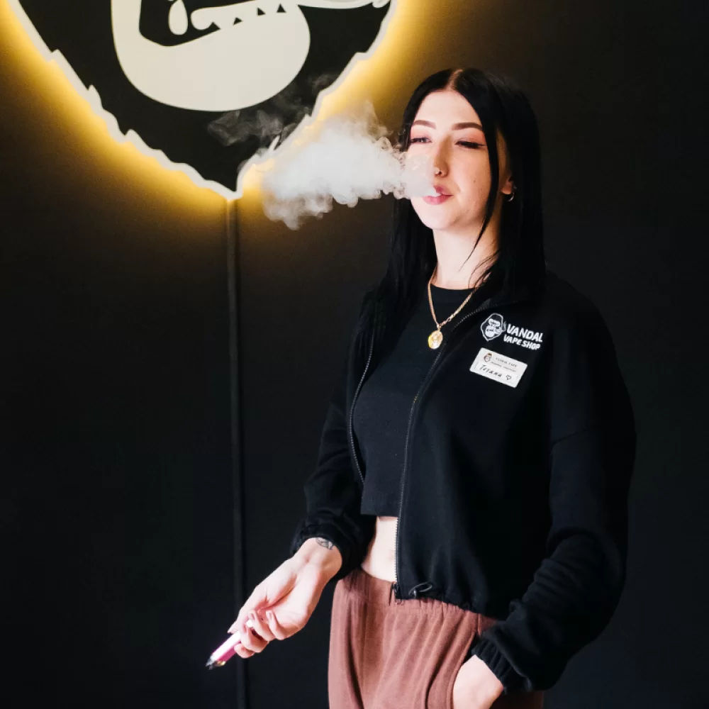 Фірмовий жіночий світшот "Шукаю для тебе топчик" у чорному кольорі на замку з подвійним принтом Фірмовий жіночий світшот "Шукаю для тебе топчик" у чорному кольорі на замку з подвійним принтом