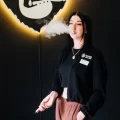 Фірмовий жіночий світшот "Шукаю для тебе топчик" у чорному кольорі на замку з подвійним принтом