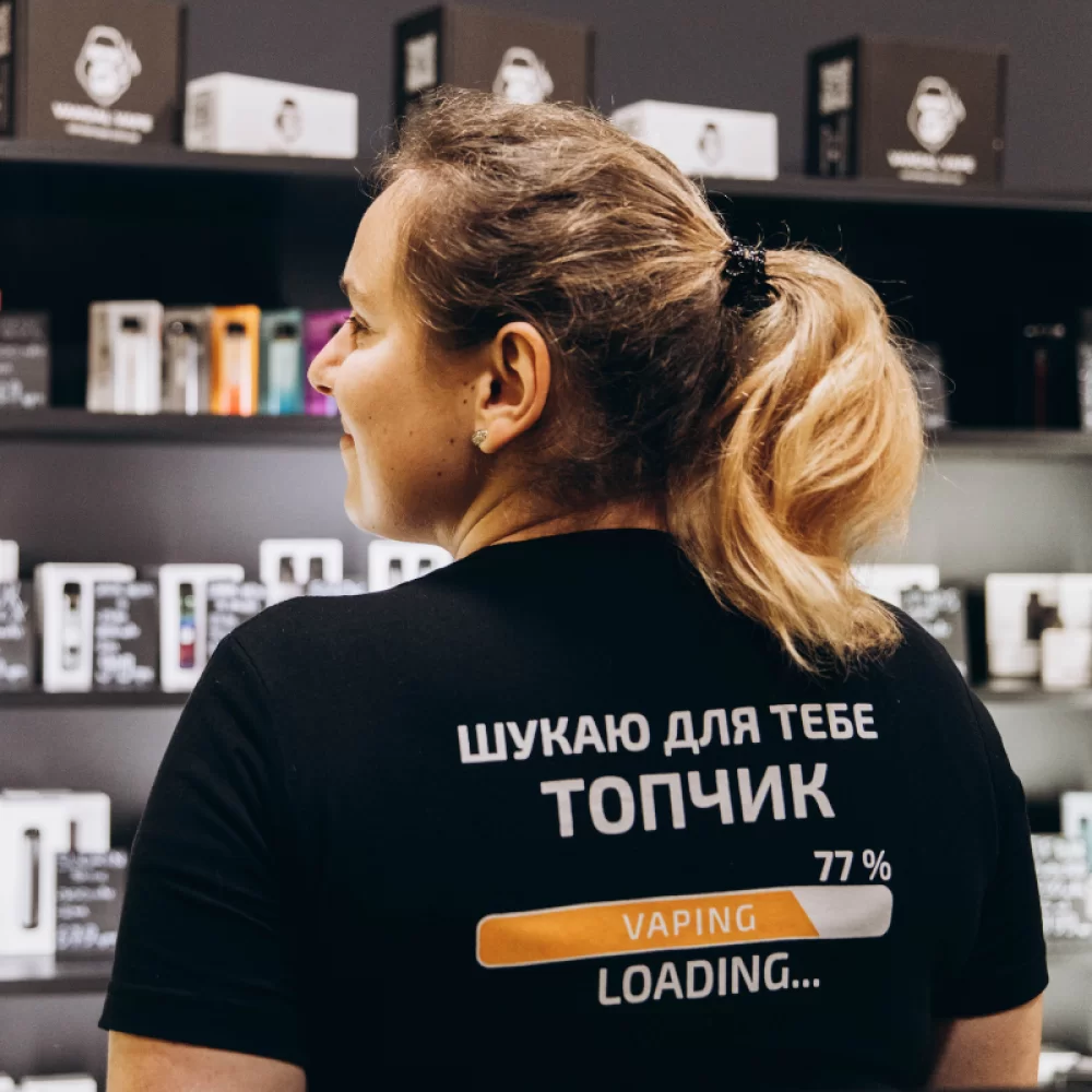 Фирменная черная женская футболка "Ищу для тебя топчик" с двойным принтом Фирменная черная женская футболка "Ищу для тебя топчик" с двойным принтом