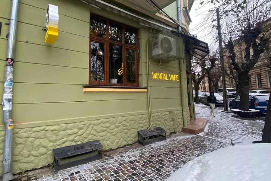 Черновцы, ул. Университетская, 17