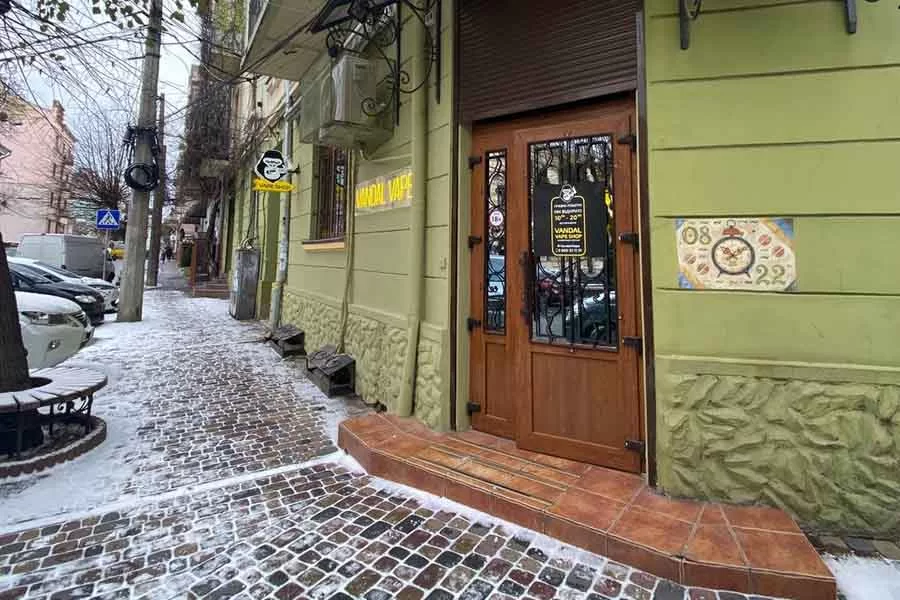 Черновцы, ул. Университетская, 17